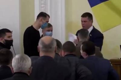 Скандал с «вооруженным переворотом» в Харькове: депутата прогнали с трибуны