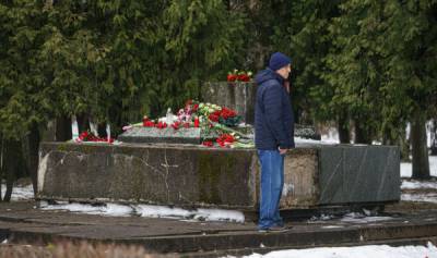 Украли пушку, видны следы трактора: в Екабпилсе разрушен памятник советским воинам