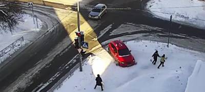 В Петрозаводске иномарка, уходя от столкновения, вылетела на тротуар с пешеходами (ВИДЕО)