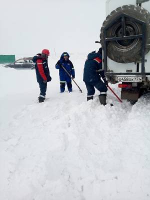 В Карталинский район, где обесточены 11 поселков, энергетики едут на снегоходах