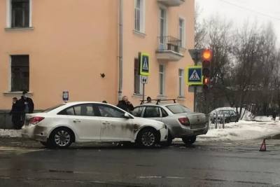 Две легковые машины столкнулись на Запсковье