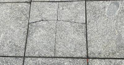 На площади Победы четвёртый год подряд трескается гранитная плитка (фото)