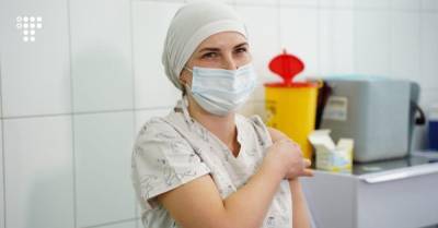 «Небольшой укол в руку, ничего сложного нет» — первая вакцинированная врач в Киевской области - hromadske.ua - Киевская обл.