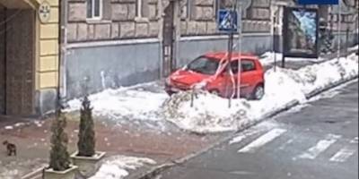 В Киеве на улице Шелковичной глыба снега упала на авто, припаркованное с нарушением ПДД, видео - ТЕЛЕГРАФ