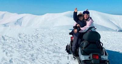 Оля Цибульская вместе с сыном на снегоходе поднялась на гору в Карпатах