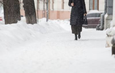 В центре Киева на женщину упала глыба льда (ВИДЕО)
