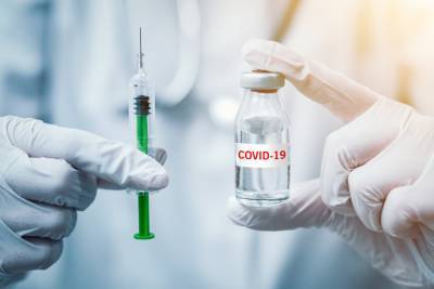 Первый украинец, который вакцинировался против COVID-19, прокомментировал реакцию организма