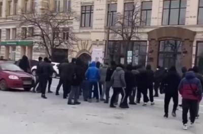 Массовая драка в Харькове: на сторонников Кивы напали неизвестные. ВИДЕО