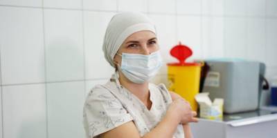 В Киевской области сделали первую прививку от коронавируса. Врач рассказала об ощущениях