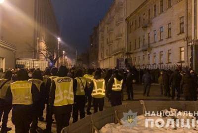 В МВД обратились к протестующим из-за стычек под Офисом президента: Это нельзя оправдать