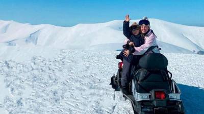 Оля Цибульская показала, как отдыхает в заснеженных горах с сыном и мужем: милые фото