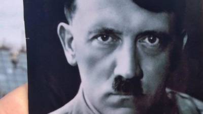 Историки выпустили книгу о Гитлере по письмам его отца