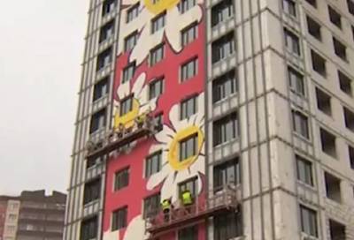Рисунок ромашки на фасаде дома в Мурино попадет в Книгу рекордов России