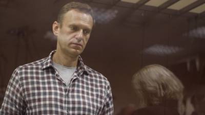 Решение Amnesty International лишить Навального статуса «узника совести» вызвало споры