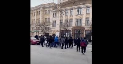 Полиция открыла производство по факту массовой драки возле горсовета Харькова (видео)