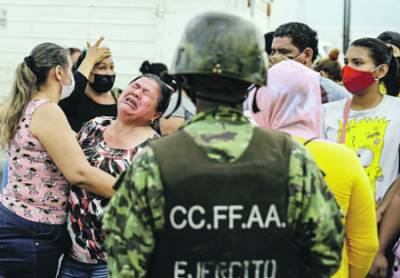 Десятки эквадорских заключенных зарубили друг друга из-за коки