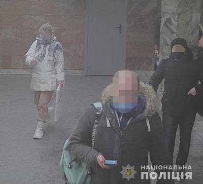 В Киеве грабитель порезал женщину ножом в подъезде дома