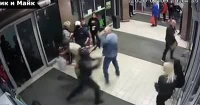 В Сети появилось видео, как белорусские силовики жестоко избивают людей прямо в магазине Минска