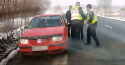 Женщина родила ребенка за рулем автомобиля в Волынской области (видео)