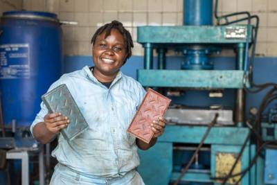 Женщина из Кении нашла способ, как полезно переработать пластиковые отходы