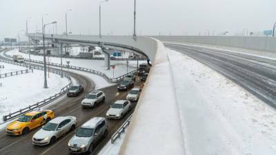 Упавший с эстакады Щелковского шоссе москвич затормозил движение транспорта