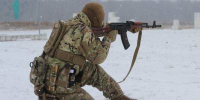 Боевик на Донбассе пытался проникнуть на украинские позиции, военный ВСУ его остановил — штаб ООС