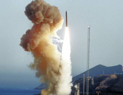 США запустили межконтинентальную ракету с возвращением на базу