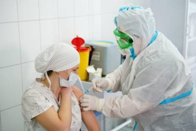 Чувствуют себя хорошо: в Киеве вакцину от коронавируса получили десятки медиков