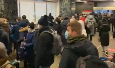 В Москве по требованию полиции закрывали станцию метро "Славянский бульвар"