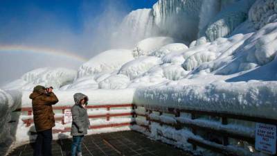 Ниагарский водопад превратился в глыбу льда из-за аномальных морозов (фото, видео)