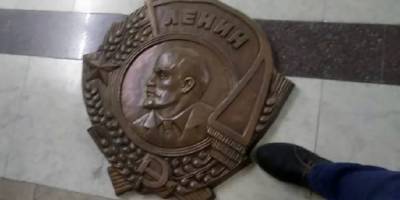 Из Харьковского горсовета не позволили вынести барельеф ордена Ленина