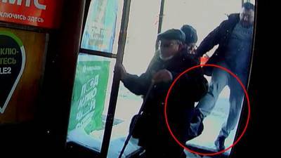 Полиция Кирова задержала мужчину, пнувшего в спину слепого инвалида