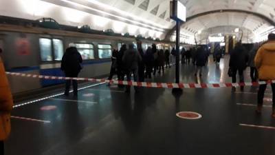 Мужчина пригрозил взорвать станцию метро "Славянский бульвар" в Москве