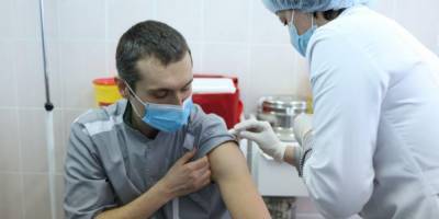 Ляшко обзвонил врачей, которые первыми в Украине привились от коронавируса. Все чувствуют себя хорошо
