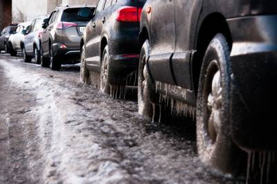 Дождь в мороз покрыл машины в Петербурге льдом