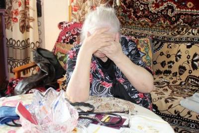 В Смоленске незнакомка обманом проникла в квартиру пенсионерки, которую обокрала