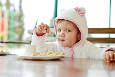 Не чипсы и конфеты: какими должны быть перекусы у детей и почему это важно