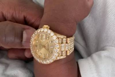 Мейвезер купил новорожденному внуку часы за $45 тыс.