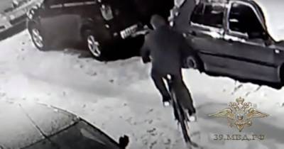 Калининградец уехал с места преступления по снегу на украденном велосипеде (видео)