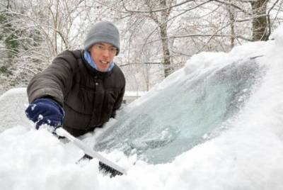 Украинским водителям напомнили о штрафах за неправильную очистку своего авто от снега