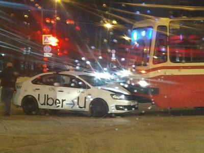 Таксист залетел под трамвай на улице Сердобольской