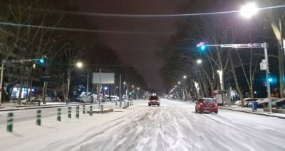 На дорогах Тбилиси снег и гололед: придется ездить осторожно - видео
