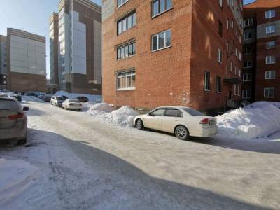 «Ни разу не вывозили снег»: кемеровчане пожаловались на горы во дворе многоэтажки
