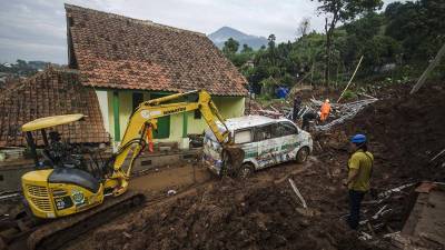Пять человек погибли и 70 пропали при сходе оползней в Индонезии