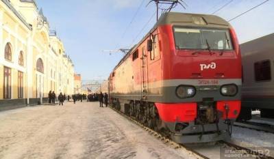Работники РЖД исполнили новогоднее желание двоих томичей и прокатили их в кабине поезда