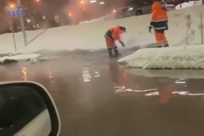 В Красноярске затопило улицу из-за спущенного в унитаз ковра