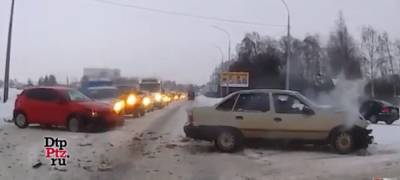 Автомобиль после ДТП выбросило под поток встречного транспорта в Карелии (ВИДЕО)