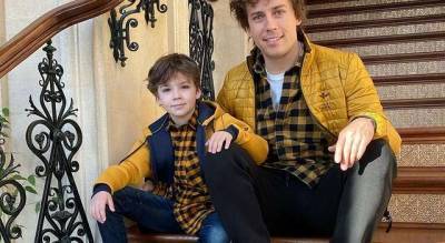 «Гарику мама с Лизой подарили рубашку как у папы — он такой счастливый»: Максим Галкин позировал с сыном, умилив сеть