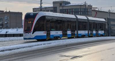 Трамваи семи маршрутов задерживаются в районе метро "Авиамоторная"