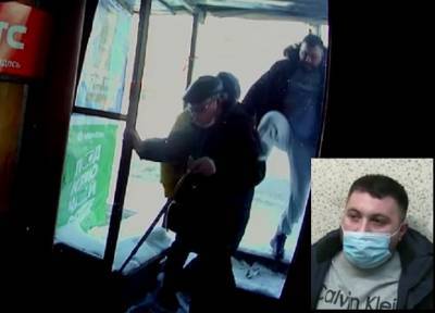Крепкий мужчина в Кирове пнул слепого инвалида у магазина, потому что ему показалось